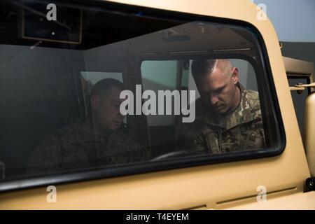 Texas Army National Guard 1er Sgt. Dennis, Zuchelkowski prépare la CPS. Jessie Pugh, Compagnie B, pour son rôle dans une opération de violation du bataillon. 7 avril 2019, à Gowen Field. La formation fournie le bataillon l'occasion d'effectuer une simulation d'une violation par un bataillon ennemi obstacle courroie à l'aide de son M1A2 Abrams char de combat principal, véhicules de combat Bradley et HMMWVs. En utilisant les simulateurs maximisé le temps de formation et permet à l'unité de la pratique de commandement de mission dans un environnement contrôlé. Banque D'Images