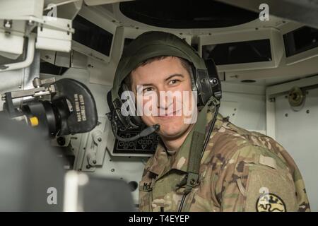 Texas Army National Guard 1er lieutenant Josh McRoberts, société, mène son peloton de chars sur la violation d'un bataillon. 7 avril 2019, à Gowen Field. La formation fournie le bataillon l'occasion d'effectuer une simulation d'une violation par un bataillon ennemi obstacle courroie à l'aide de son M1A2 Abrams char de combat principal, véhicules de combat Bradley et HMMWVs. En utilisant les simulateurs maximisé le temps de formation et permet à l'unité de la pratique de commandement de mission dans un environnement contrôlé. Banque D'Images