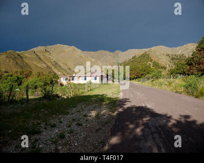 Villa de Merlo, San Luis, Argentine - 2019 : Le point de vue aux côtés d'un chemin rural à proximité du centre-ville. Banque D'Images