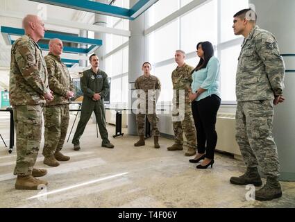 Sur la gauche, Chef Master Sgt. Chris Simpson, chef de commandement, et le Major-général Sam Barrett, commandant, tous deux de 18e Air Force, écouter de Lorraine Kmiec, 436e Escadron de soutien de la Force aérienne, analyste de gestion sur le processus et l'état de l'aile sur le plan de l'Innovation Lab 20 mars 2019, à Dover Air Force Base, Del. Kmiec et actuels membres de l'équipe d'innovation de l'escadre et Barrett a fait un exposé sur les Simpson, actuels et futurs de l'innovation Les projets d'équipe. Banque D'Images