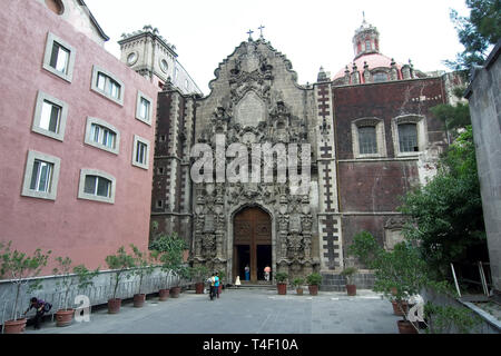 La ville de Mexico, Mexique - 2019 : Entrée de l'église de San Francisco, situé à Madero Street. Banque D'Images
