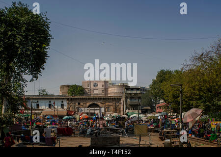 04-nov-2017-petit marché quotidien en dehors de Bhadra de Fort-Part maintenant vieux Ahmedabad site du patrimoine mondial de l'UNESCO- AMDAVAD Gujarat Inde Asie Banque D'Images