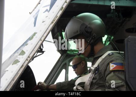 Le Major de l'Armée de l'Air Philippine Philippides Jimenez, à gauche, et le 1er lieutenant Anthony Feril, droite, effectuer une visite pré-vol avant qu'une formation en recherche et sauvetage de combat mission pendant l'exercice Balikatan de Clark Air Base, Philippines, le 2 avril 2019. Balikatan est un exercice annuel entre les États-Unis et les Philippines et vient d'une expression tagalog signifiant 'shoulder-à-coude,' représentant le partenariat entre les deux pays. L'exercice aide à maintenir un haut niveau de préparation et de réactivité, et il améliore l'ensemble des relations et des capacités militaires. Jimenez et Feril sont bot Banque D'Images