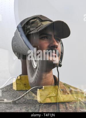 Les cadres supérieurs de l'US Air Force Airman Brian Goodes, responsable d'un avion affecté à la 75e Escadron de transport aérien expéditionnaire, Combined Joint Task Force-Horn de l'Afrique (CJTF-HOA), représente un double portrait de l'exposition de l'appareil photo à l'Aéroport International de Maputo, Mozambique, 7 avril 2019, pour le ministère américain de la Défense, les efforts de secours en la République du Mozambique et ses environs après le cyclone Idai. Des équipes du CJTF-HOA, qui est à la tête d'appui de la défense aux efforts de secours au Mozambique, a commencé la préparation immédiate pour répondre à la suite d'un appel à l'aide de la l'Agence Américaine pour International Banque D'Images