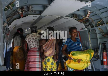 Les femmes locales aider à décharger l'aide humanitaire du Programme alimentaire mondial un hélicoptère dans Bebedo, au Mozambique, le 8 avril 2019, au cours d'efforts de secours humanitaire dans la République du Mozambique et ses environs après le cyclone Idai. Des équipes du Combined Joint Task Force-Horn of Africa, qui est à la tête du Département de la Défense des États-Unis soutiennent les secours au Mozambique, a commencé la préparation immédiate pour répondre à la suite d'un appel à l'aide de l'Agence américaine pour le développement international de l'équipe d'intervention en cas de catastrophe. Banque D'Images