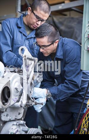 Étudiants internationaux provenant de la Colombie, la République dominicaine, au Liban, au Guatemala et au Costa Rica participent à la révision et la maintenance de systèmes diesel à la Naval pour l'instruction et de formation technique à l'école John C. Stennis Space Center au Mississippi. Les étudiants apprennent comment entretenir et réparer le Detroit 6V92TA moteur diesel. NAVSCIATTS étrangers aux forces d'opérations spéciales, SOF-forces comme facilitateurs et de la SOF sur les plans tactique, opérationnel et stratégique au moyen de spectres en résidence et l'équipe mobile de formation des cours d'instruction ; et ser Banque D'Images