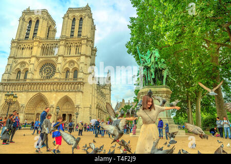 Paris, France - le 2 juillet 2017 : circuit touristique dans près de Notre Dame de Paris. page Paris l'attraction. Belle journée en bleu ciel. La façade centrale avec des tours Banque D'Images