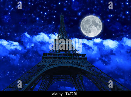 Nuit ciel avec nuages et big pleine lune la nuit avec l'afficheur de la Tour Eiffel. Paris en France. Banque D'Images