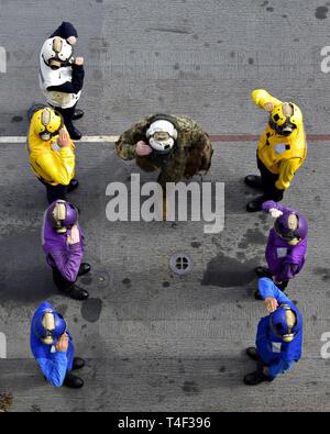 Mer de Chine du Sud (9 avril 2019) U.S. Marine Corps Brig. Le général Christopher McPhillips, général commandant de la 3e Marine Expeditionary Brigade, salue comme il passe par sideboys à bord du navire d'assaut amphibie USS Wasp LHD (1) dans le cadre de l'exercice Balikatan 2019. Dans sa 35ème itération, Balikatan est un américain annuel- exercice d'entraînement militaire des Philippines a porté sur une grande variété de missions, y compris l'assistance humanitaire et les secours en cas de catastrophe, la lutte contre le terrorisme, et d'autres opérations militaires conjointes. Banque D'Images