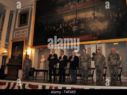 Les élus et les dirigeants supérieurs de l'armée a aidé à lancer l'armée américaine first Semaine de l'armée à Boston le 8 avril avec un événement au centre historique Faneuil Hall. La Semaine de l'armée - Boston est un effort de sensibilisation communautaire Armée Total pour connecter la communauté de Boston et ses citoyens avec l'armée qu'ils n'ont pas encore rencontré. Banque D'Images
