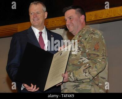 Gouverneur du Massachusetts Charlie Baker, gauche, présente une proclamation du 8 au 15 Avril "armée" Week-Boston au major général Gary Keefe, adjudant général de la Garde nationale du Massachusetts, au cours de l'événement de lancement le 8 avril pour l'armée américaine first Semaine de l'armée dans la région de Boston. La Semaine de l'armée - Boston est un effort de sensibilisation communautaire Armée Total pour connecter la communauté de Boston et ses citoyens avec l'armée qu'ils n'ont pas encore rencontré. Banque D'Images
