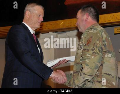 Gouverneur du Massachusetts Charlie Baker, à gauche, reçoit un drapeau de Major-général Gary Keefe, adjudant général de la Garde nationale du Massachusetts, au cours de l'événement de lancement le 8 avril pour l'armée américaine first Semaine de l'armée dans la région de Boston. La Semaine de l'armée - Boston est un effort de sensibilisation communautaire Armée Total pour connecter la communauté de Boston et ses citoyens avec l'armée qu'ils n'ont pas encore rencontré. Banque D'Images