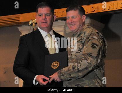 Le maire de Boston Martin J. Walsh, gauche, présente une proclamation du 8 au 15 Avril "armée" Week-Boston au major général Palzer Mark W., général commandant de l'armée américaine de la 99e division de réserve de l'état de préparation, au cours de l'événement de lancement le 8 avril pour l'armée américaine first Semaine de l'armée dans la région de Boston. La Semaine de l'armée - Boston est un effort de sensibilisation communautaire Armée Total pour connecter la communauté de Boston et ses citoyens avec l'armée qu'ils n'ont pas encore rencontré. Banque D'Images