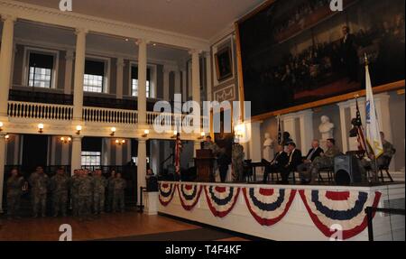 Les élus et les dirigeants supérieurs de l'armée a aidé à lancer l'armée américaine first Semaine de l'armée à Boston le 8 avril avec un événement au centre historique Faneuil Hall. La Semaine de l'armée - Boston est un effort de sensibilisation communautaire Armée Total pour connecter la communauté de Boston et ses citoyens avec l'armée qu'ils n'ont pas encore rencontré. Banque D'Images