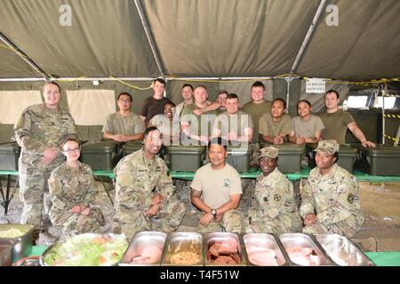 Les soldats de la 553ème FFC et cuisiniers de la 3e Division britannique à la British MAEC à Fort Hood au Texas après la préparation des aliments le 8 avril 2019. L'Armée britannique est à Fort Hood participant à l'exercice Warfighter 19-4. Banque D'Images