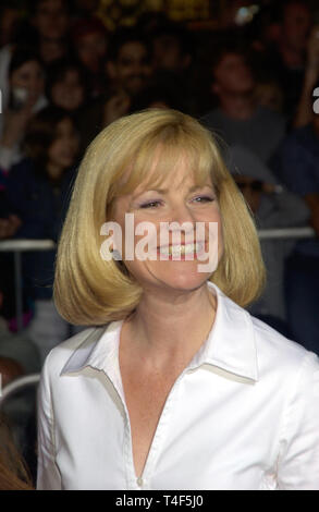 LOS ANGELES, CA. 12 mars 2004 : l'actrice BONNIE HUNT lors de la première mondiale, à Hollywood, du Stitch in Time. Banque D'Images