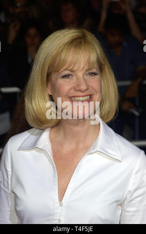 LOS ANGELES, CA. 12 mars 2004 : l'actrice BONNIE HUNT lors de la première mondiale, à Hollywood, du Stitch in Time. Banque D'Images