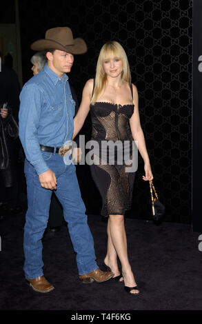 LOS ANGELES, CA. 28 mars 2004 : la chanteuse JEWEL & ami TY MURRAY au Rodeo Drive Walk of Style Gala Tom Ford de Gucci. Banque D'Images