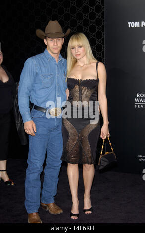 LOS ANGELES, CA. 28 mars 2004 : la chanteuse JEWEL & ami TY MURRAY au Rodeo Drive Walk of Style Gala Tom Ford de Gucci. Banque D'Images