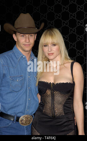 LOS ANGELES, CA. 28 mars 2004 : la chanteuse JEWEL & ami TY MURRAY au Rodeo Drive Walk of Style Gala Tom Ford de Gucci. Banque D'Images