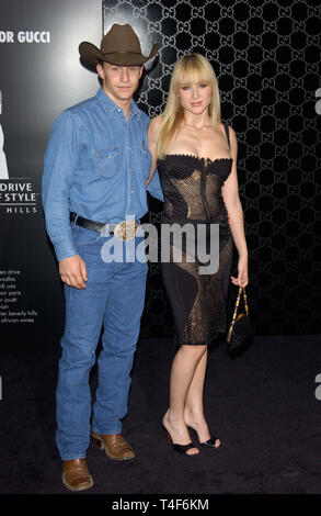 LOS ANGELES, CA. 28 mars 2004 : la chanteuse JEWEL & ami TY MURRAY au Rodeo Drive Walk of Style Gala Tom Ford de Gucci. Banque D'Images