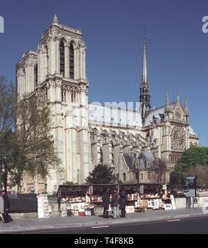 ***PHOTO*** notre-Dame de Paris, cathédrale catholique médiévale, est vue à Paris, France, en 2003. (CTK photo/Jiri Berger) Banque D'Images