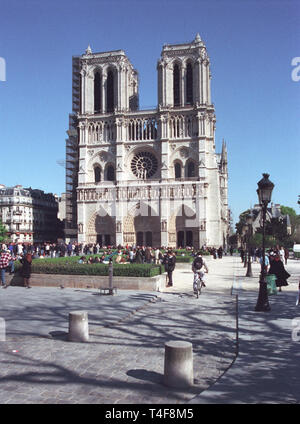 ***PHOTO*** notre-Dame de Paris, cathédrale catholique médiévale, est vue à Paris, France, en 2003. (CTK photo/Jiri Berger) Banque D'Images