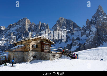 Refuge de montagne, vente de forfaits de ski Passo Rolle, Palla Groupe, Dolomites, Trentin, Italie, Europe Banque D'Images