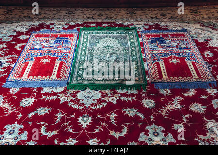 Tapis de prière dans la mosquée à Kruszyniany, ancien village Tatars polonais au sein de l'établissement, comté de Sokolka Podlaskie Voivodeship de Pologne Banque D'Images