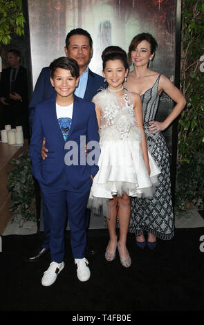 15 avril 2019 - Hollywood, CA, États-Unis - 15 avril 2019 - Hollywood, Californie - Raymond Cruz, Roman Christou, Jaynee-Lynne Kinchen, Linda Cardellini. Création de Warner Bros ''The Curse of la Llorona'' au Théâtre égyptien. Crédit photo : Faye Sadou/AdMedia (crédit image : © Faye Sadou/AdMedia) Banque D'Images