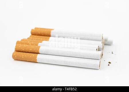 Plusieurs cigares sur fond blanc. Des cigarettes à bout filtre. Le tabac peut causer de nombreux dommages à l'organisme. Banque D'Images