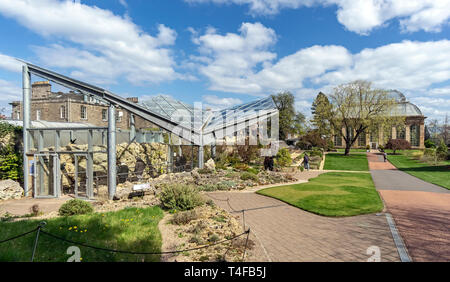 Reines-mères memorial garden avec les infirmières de l'Palm House droit & Alpine House & cour à centerThe Royal Botanic Garden Edinburgh Scotland UK Banque D'Images