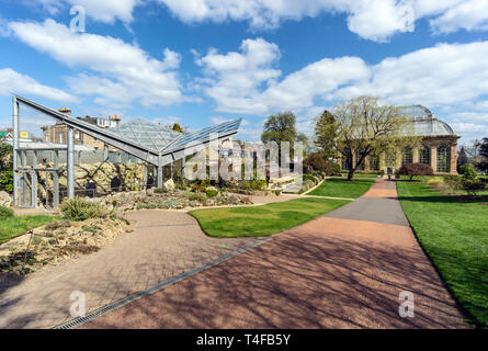 Reines-mères memorial garden avec les infirmières de l'Palm House droit & Alpine House & cour à centerThe Royal Botanic Garden Edinburgh Scotland UK Banque D'Images