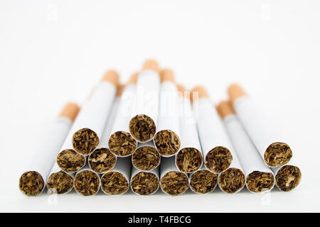 Cigares sur fond blanc. Des cigarettes à bout filtre. Le tabac peut causer de nombreux dommages à l'organisme. Banque D'Images