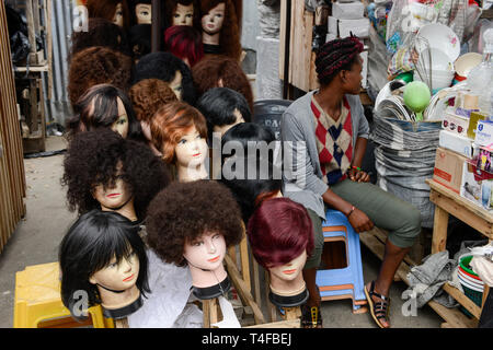 TOGO, Lomé, Grande Marche, grand marché, stand avec perruques et cheveux artificiels / Grosser Markt, Verkauf von kuenstlichem Peruecken und Haar Banque D'Images