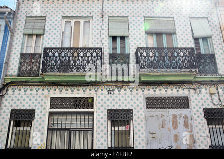 Maisons traditionnelles en El Cabanyal, le centre historique de Valence qui est maintenant la pêche trimestre régénéré. Avril 2019 Espagne Banque D'Images