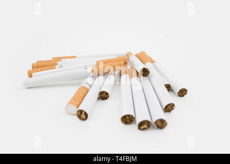 Cigares sur fond blanc. Des cigarettes à bout filtre. Le tabac peut causer de nombreux dommages à l'organisme. Banque D'Images