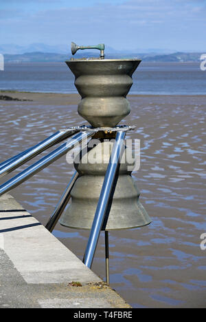 Le temps et la marée Bell. Jetée en pierre, Morecambe, Lancashire, Angleterre, Royaume-Uni, Europe. Banque D'Images