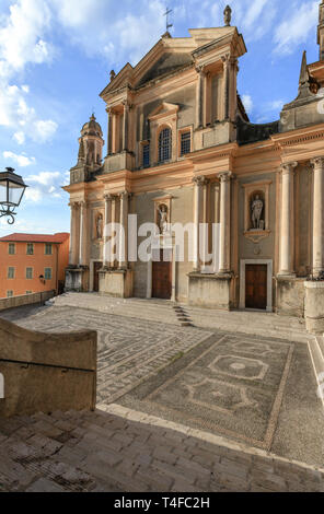 France, Alpes Maritimes, Menton, la Place Saint Michel et Saint Michel Archange basilique // France, Alpes-Maritimes (06), Menton, parvis Saint-Michel e Banque D'Images