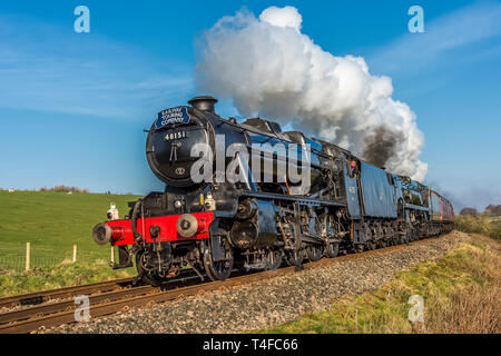 En-tête double dirigé par un train à vapeur 548151 noir et l'Inde britannique Line 35018 retrait après passage dans Clapham en les Yorkshire Dales Banque D'Images