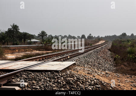 Opérations portuaires et ferroviaires pour la gestion et le transport du minerai de fer. Redressé et altéré la voie ferroviaire - courbe de la ligne de coupe pour le temps de déplacement train de minerai. Banque D'Images