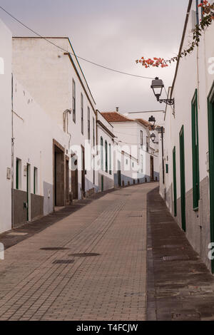 Village ou une petite ville, construite sur une colline. Façade blanc traditionnel des maisons. Ciel nuageux ciel pluvieux. Arico Nuevo, Tenerife, Canaries, Espagne. Banque D'Images