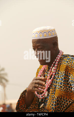 Festival vaudou de Ouidah au Bénin, à la plage, rituels, danses, chantant et jouant de la musique. Banque D'Images