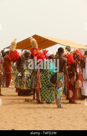 Festival vaudou de Ouidah au Bénin, à la plage, rituels, danses, chantant et jouant de la musique. Banque D'Images