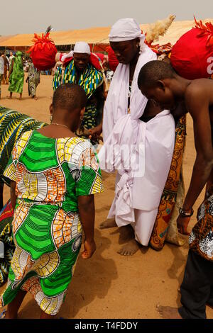 Festival vaudou de Ouidah au Bénin, à la plage, rituels, danses, chantant et jouant de la musique. Banque D'Images