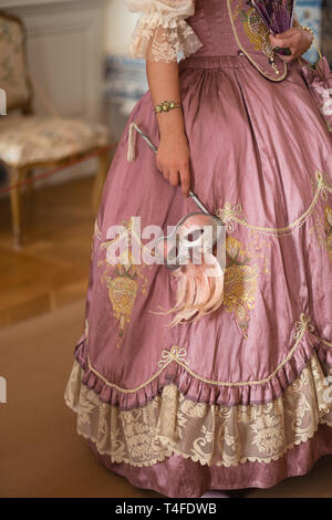 Style rétro balle médiévale royale - Majestic Palace avec de magnifiques personnes habillées en roi et reine robes d'amis avec des accessoires tels que ventilateur et Banque D'Images