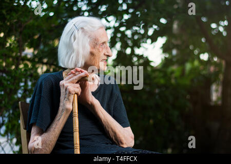 Portrait of a senior woman avec une canne à l'extérieur Banque D'Images