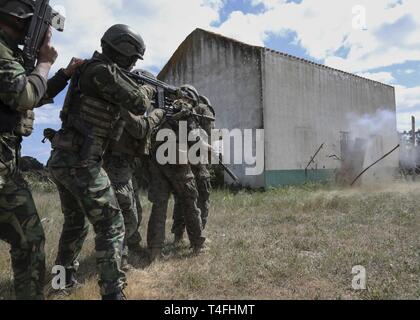 ALCOCHETE, PORTGUAL (3 avril 2019) - Marines des États-Unis avec la 22e Marine Expeditionary Unit et portugais Fuzileiros prendre couvercle en une charge explose à une rupture dynamique plage durant l'exercice à l'instruction de tir à Alcochete Alcochete, Portugal, le 3 avril 2019. Marines avec 1er Bataillon, 2e Régiment de Marines et les troupes portugaises ont participé à la formation, d'affiner et de renforcer leurs compétences. Des éléments de la 22e MEU participent à INSTREX afin de soutenir la préparation au combat, exécuter les opérations amphibies, de démontrer l'interopérabilité et de continuer un partenaire fort relatio Banque D'Images