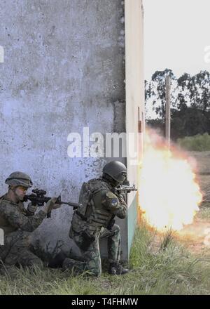 ALCOCHETE, PORTGUAL (3 avril 2019) - Marines des États-Unis avec la 22e Marine Expeditionary Unit et portugais Fuzileiros prendre couvercle en une charge explose à une rupture dynamique plage durant l'exercice à l'instruction de tir à Alcochete Alcochete, Portugal, le 3 avril 2019. Marines avec 1er Bataillon, 2e Régiment de Marines et les troupes portugaises ont participé à la formation, d'affiner et de renforcer leurs compétences. Des éléments de la 22e MEU participent à INSTREX afin de soutenir la préparation au combat, exécuter les opérations amphibies, de démontrer l'interopérabilité et de poursuivre un solide partenaire relati Banque D'Images