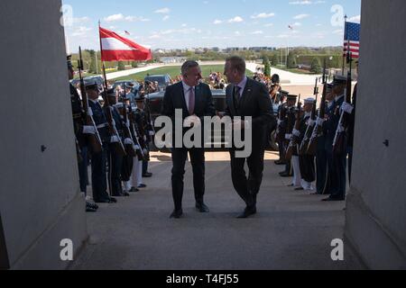 Le secrétaire américain de la Défense par intérim Patrick M. Shanahan se réunit avec le Ministre autrichien de la Défense Mario Kunasek au Pentagone à Washington, D.C., le 10 avril 2019. Banque D'Images